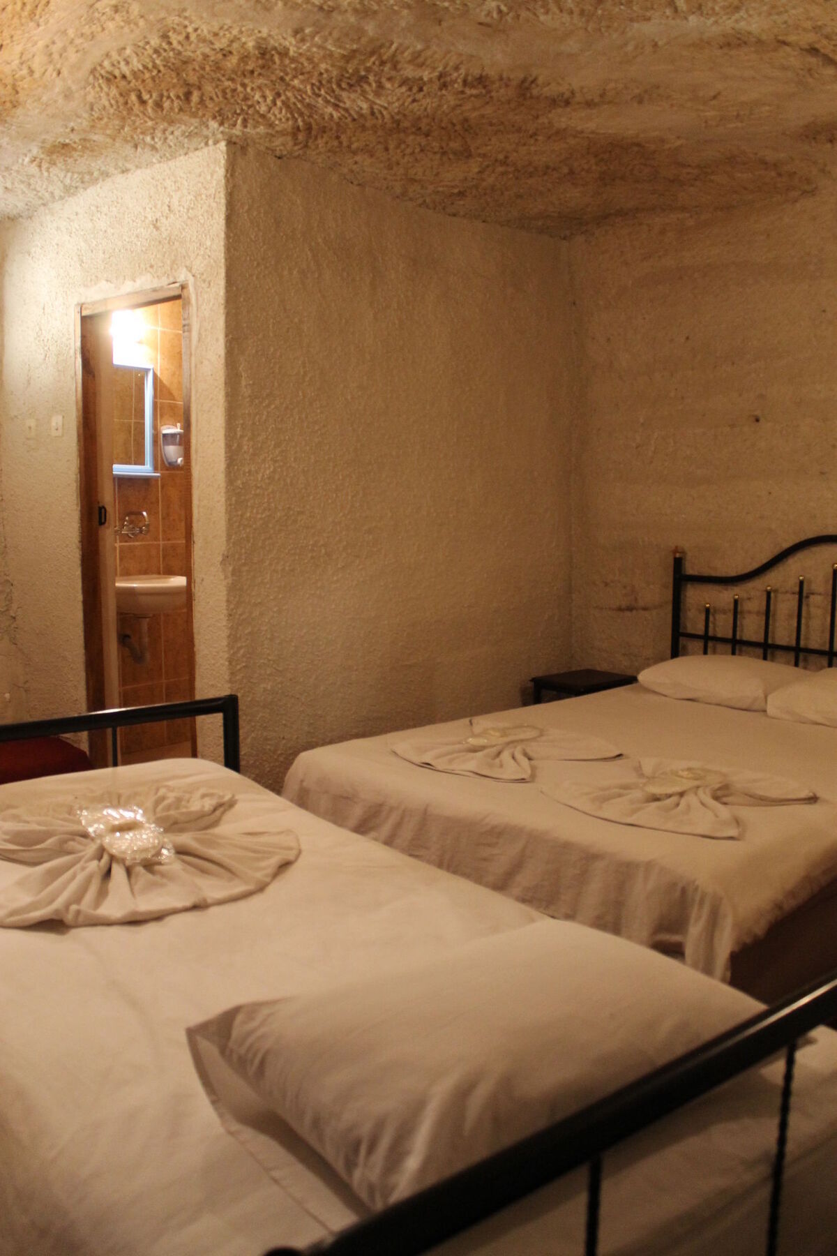 Yasin'S Place Backpackers Cave Hostel เกอเรเม ภายนอก รูปภาพ