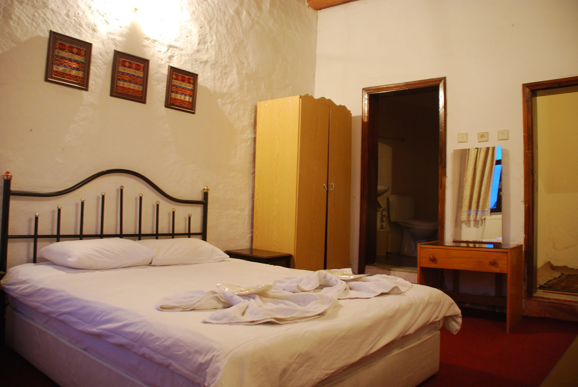 Yasin'S Place Backpackers Cave Hostel เกอเรเม ภายนอก รูปภาพ